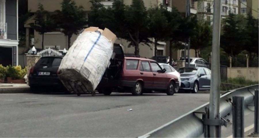 (Özel) Yokuşu çıkamayan kağıt toplayıcısına otomobili ile yardım etti