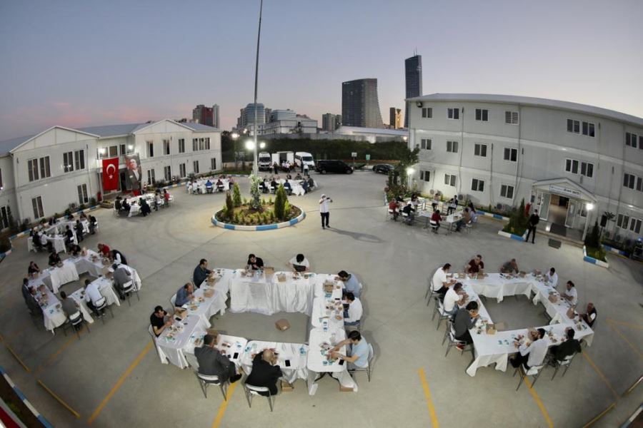 İmamoğlu, Ramazanın ilk toplu iftarını metro çalışanlarıyla yaptı