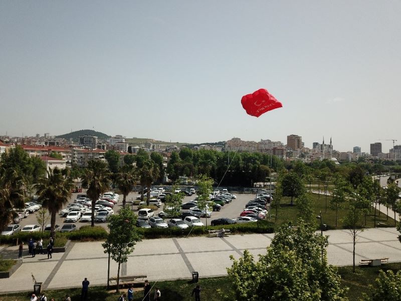 Uzun zaman sonra sokağa çıkan gençlerin dev Türk bayrak motifli uçurtma ile 19 Mayıs kutlaması havadan görüntülendi
