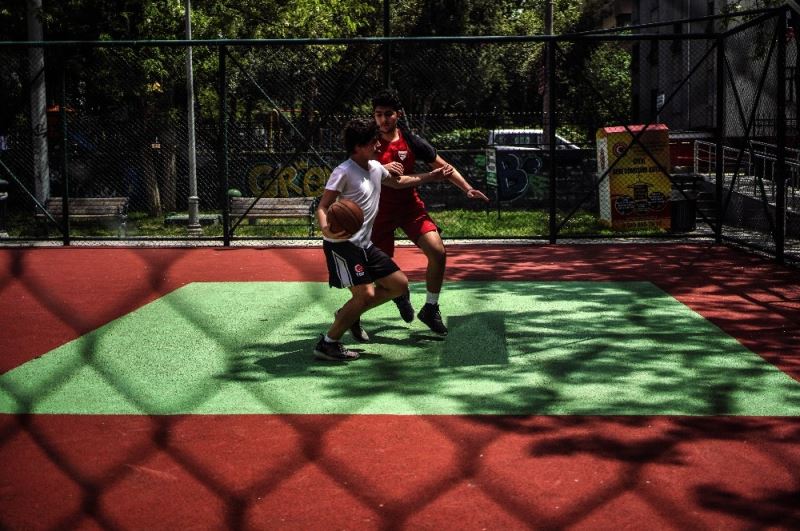 İstanbul’da gençler parklara akın etti
