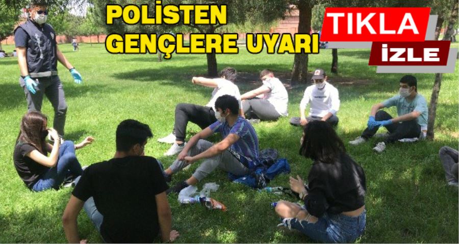 (Özel) Polisten gitar çalan gençlere: “Maskeyi takarak eğlenelim”