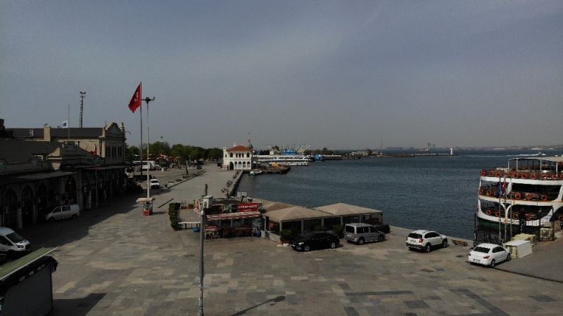 Sokağa çıkma kısıtlaması nedeniyle boş kalan Kadıköy Meydanı havadan fotoğraflandı
