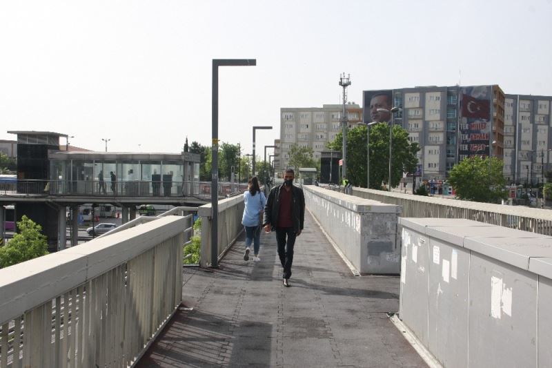 Kısıtlamanın ilk gününde yollar ve duraklar boş kaldı
