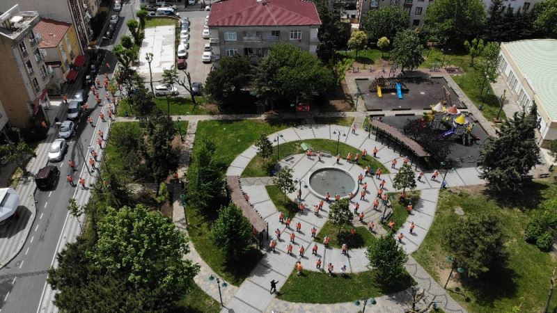 Üsküdar’da kapı kapı gezerek maske dağıtıldı
