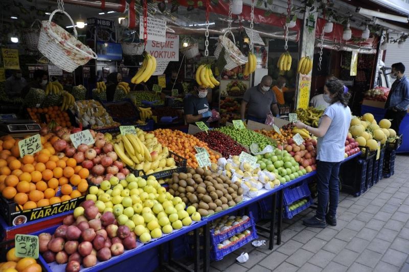 Kısıtlama gününde ilk defa kepenk açan kasap ve manavlarda yoğunluk
