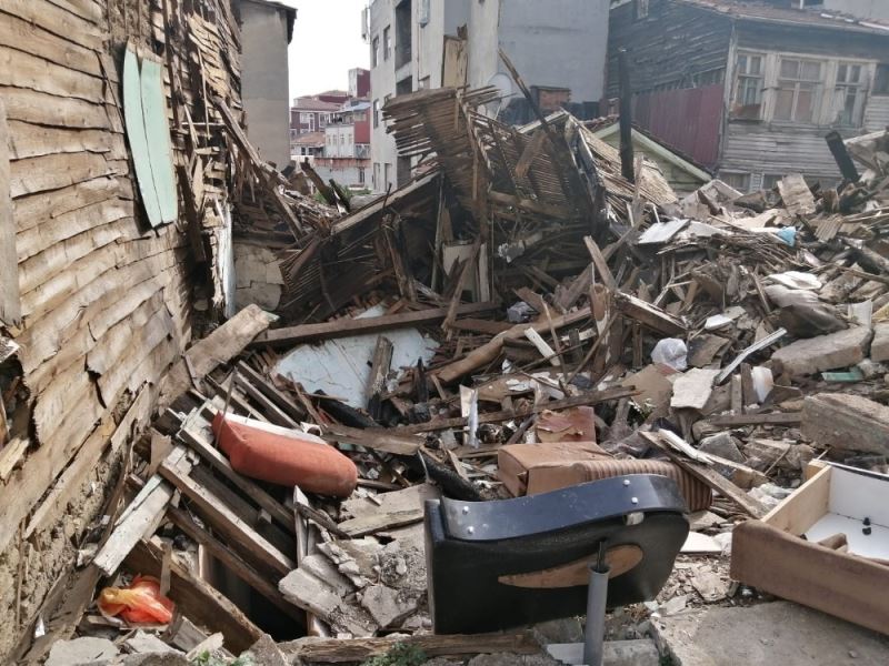 Beyoğlu’nda 3 ay önce yanan evde kafatası bulundu
