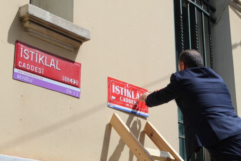 İstiklal Caddesi’ne ’101’inci yıl dönümü’ tabelası asıldı
