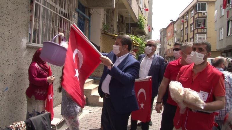 Esenler’de 19 Mayıs’ta Türk bayrağı ve kolonya dağıtıldı
