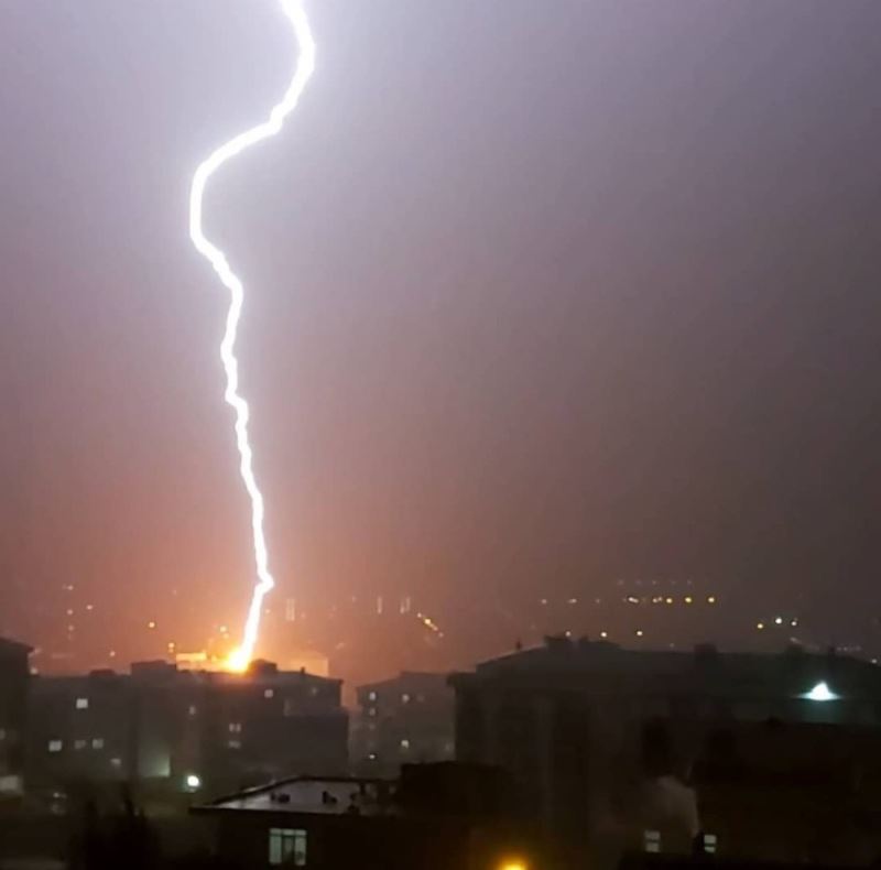 Silivri’de şiddetli yağış su taşkınına neden oldu
