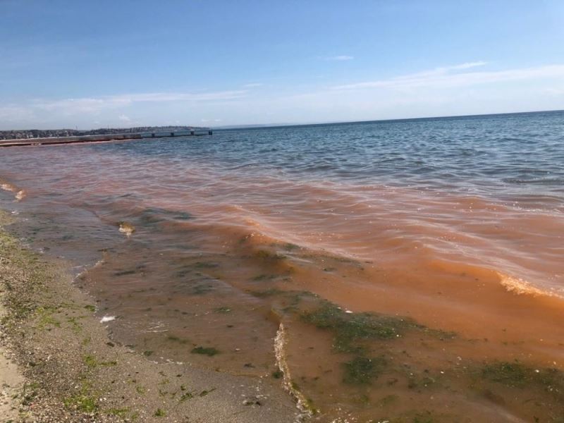Silivri’de deniz kızıla büründü
