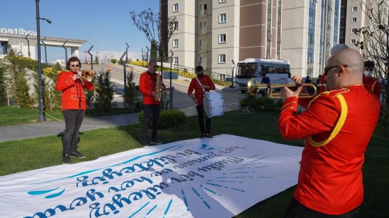 Başakşehir’de evde kalan vatandaşlara bando takımından müzik ziyafeti
