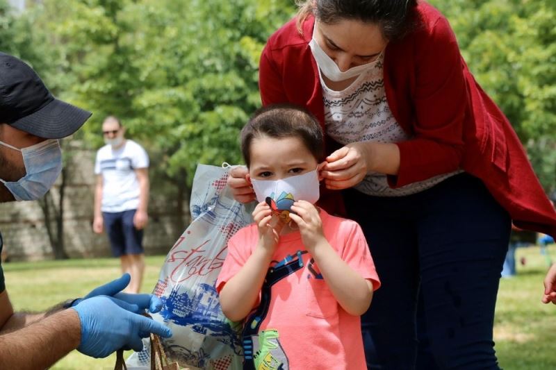 Kağıthaneli çocuklara çizgi film karakterli maske
