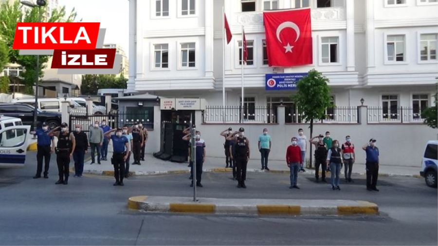 Pendik’te polisler 19.19’da İstiklal Marşı’nı okudu