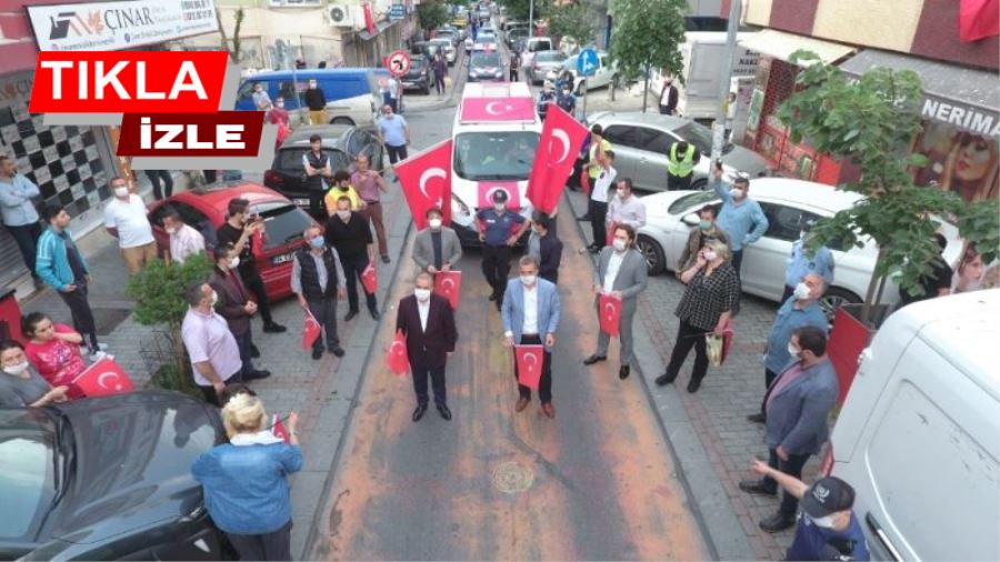 Gaziosmanpaşa’da saat 19.19’da tüm balkonlardan İstiklal Marşı sesleri yükseldi