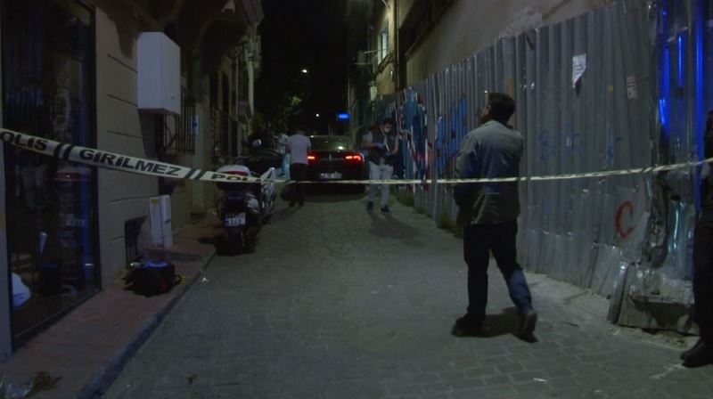 Beyoğlu’nda silahlı kavga: Ayağından vurulan şahıs 2’nci kattan atladı
