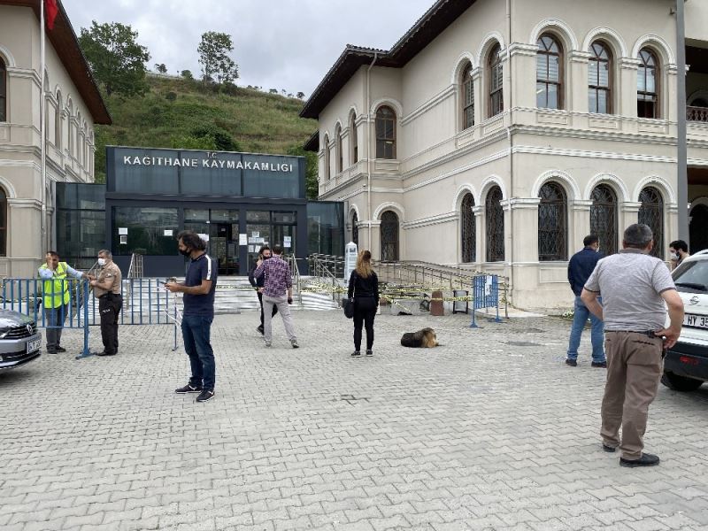 65 yaş üstü vatandaşların kaymakamlıklar önünde izin kuyruğu
