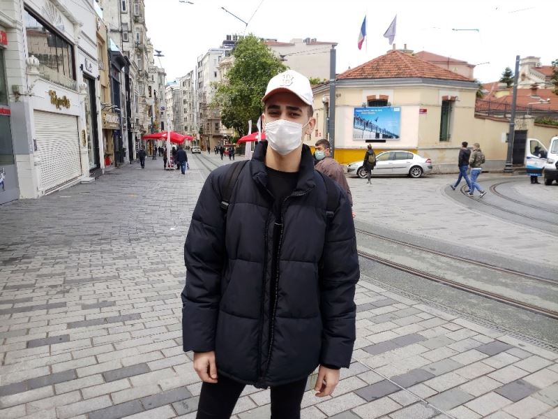 Gençler sokağa çıkma izninde soluğu Taksim’de aldı
