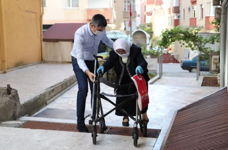 Başkan Yüksel önce babaannesini sokağa çıkardı sonra da vatandaşlarla bayramlaştı