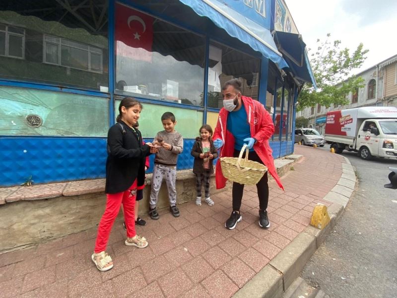 Fatih Belediyesinden çocuklara 10 bin paket bayram şekeri
