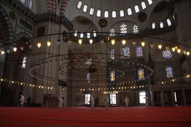 İstanbul’un tarihi camileri cuma namazına hazırlanıyor
