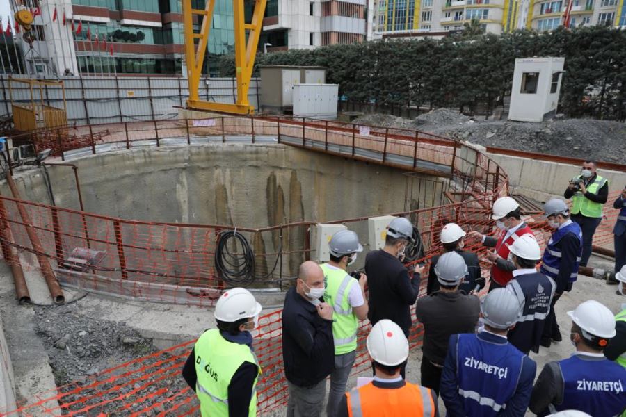 İmamoğlu, Yenidoğan-Cumhuriyet-Emek Metro Hattı’nda incelemelerde bulundu.