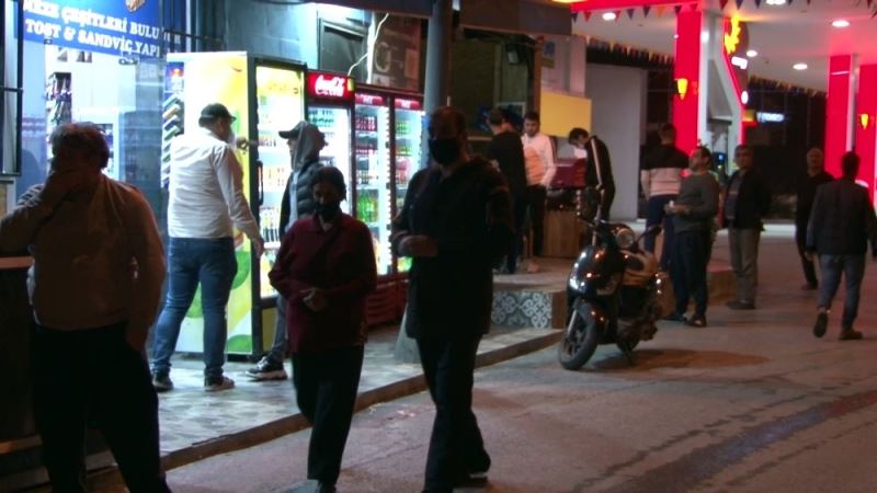 Kısıtlama kalkınca market ve akaryakıt istasyonlarında yoğunluk oluştu
