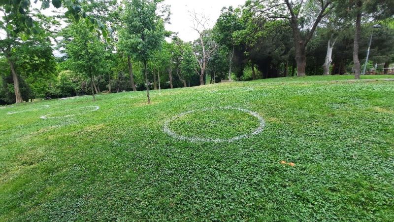 Maçka Parkında çemberli sosyal mesafe dönemi
