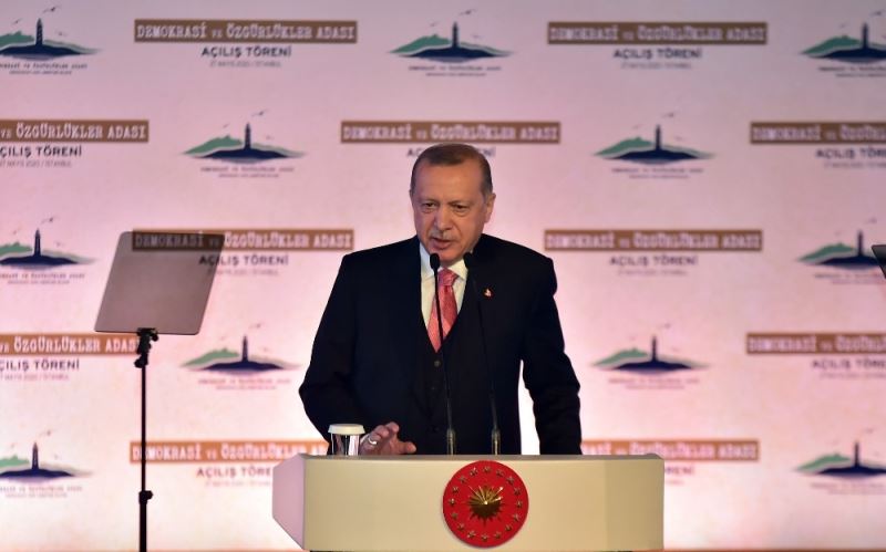 Cumhurbaşkanı Erdoğan: “Yassıada’da kurulan tiyatro mahkemelerde yargılanan rahmetli Menderes ve arkadaşları değil, tarihi, kültürü, değerleri, ve inançlarıyla milletimizdi”
