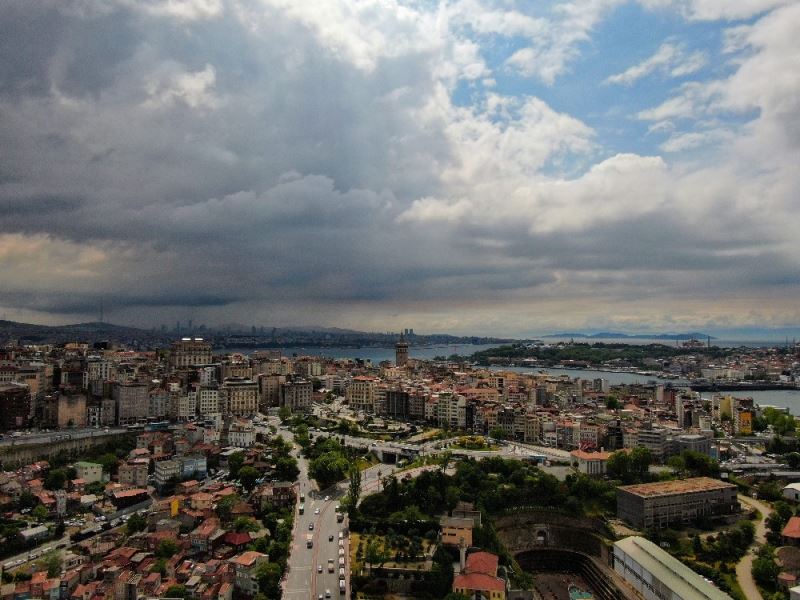 Yağmur bulutlarının eşsiz manzarası havadan görüntülendi