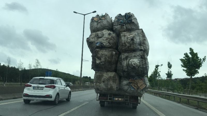 (Özel) İstanbul’da yük sınırını aşan kamyonetin tehlikeli yolculuğu kamerada