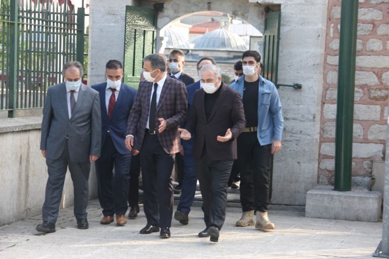 (Özel) İstanbul Valisi Yerlikaya Fatih Sultan Mehmet Han’ın türbesini ziyaret etti
