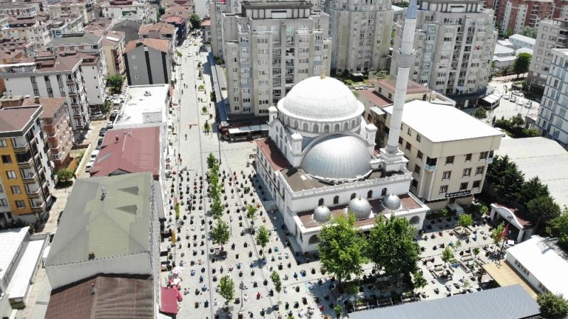 Çekmeköy’de koronavirüsü tedbirleri kapsamında ilk cuma namazı havadan görüntülendi