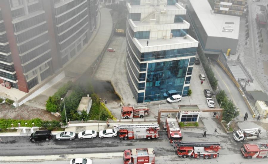 Pendik’te yangın çıkan binada vatandaşlar anons ile tahliye edildi