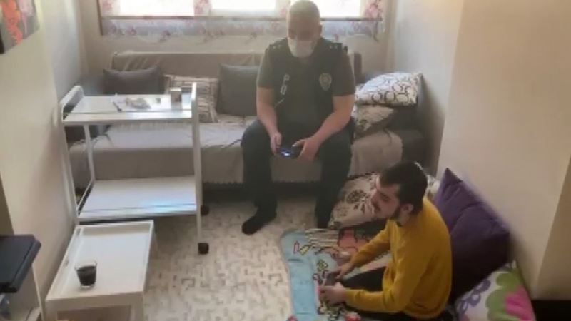 Polis engelli çocuğun playstation oynama isteğini geri çevirmedi
