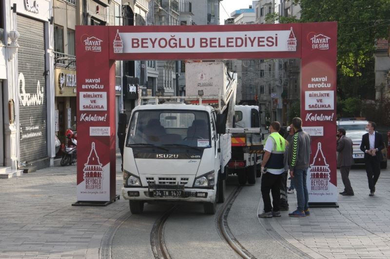 İstiklal Caddesi’nde gerginliğe neden olan Tak kaldırıldı