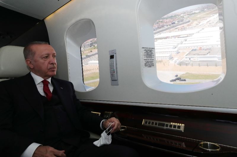 Cumhurbaşkanı Recep Tayyip Erdoğan helikopterle, açılışını gerçekleştirmek üzere Yeşilköy Prof. Dr. Murat Dilmener Acil Durum Hastanesi’ne geldi.
