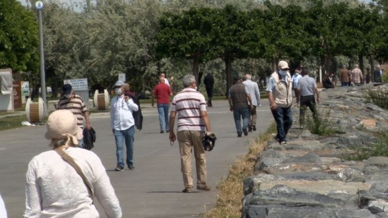 65 yaş üstü vatandaşlar, Avcılar Sahili’ne akın etti
