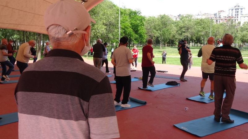 Kağıthane’de yaşlılar açık alanda egzersiz yaptı
