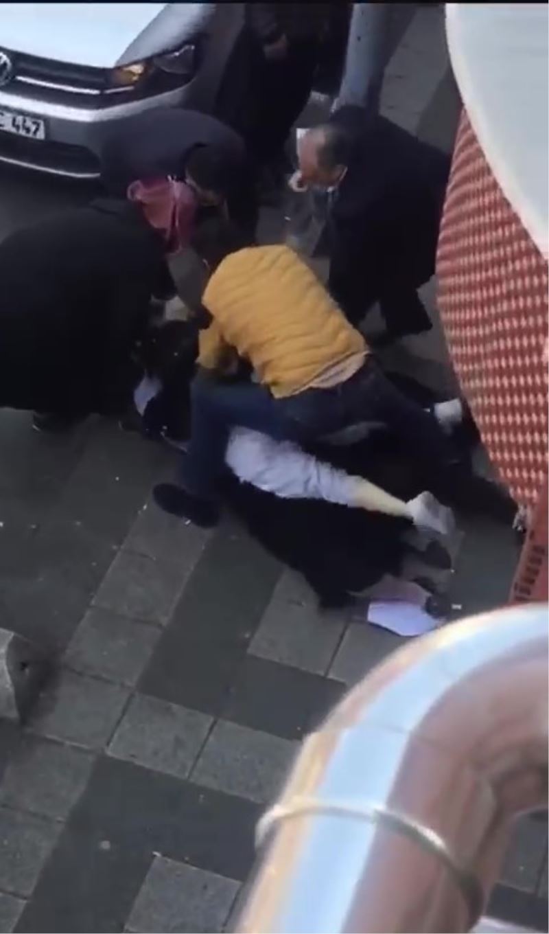 (Özel) Ekmek sırasında bekleyen kadınların saç saça baş başa kavgası kamerada
