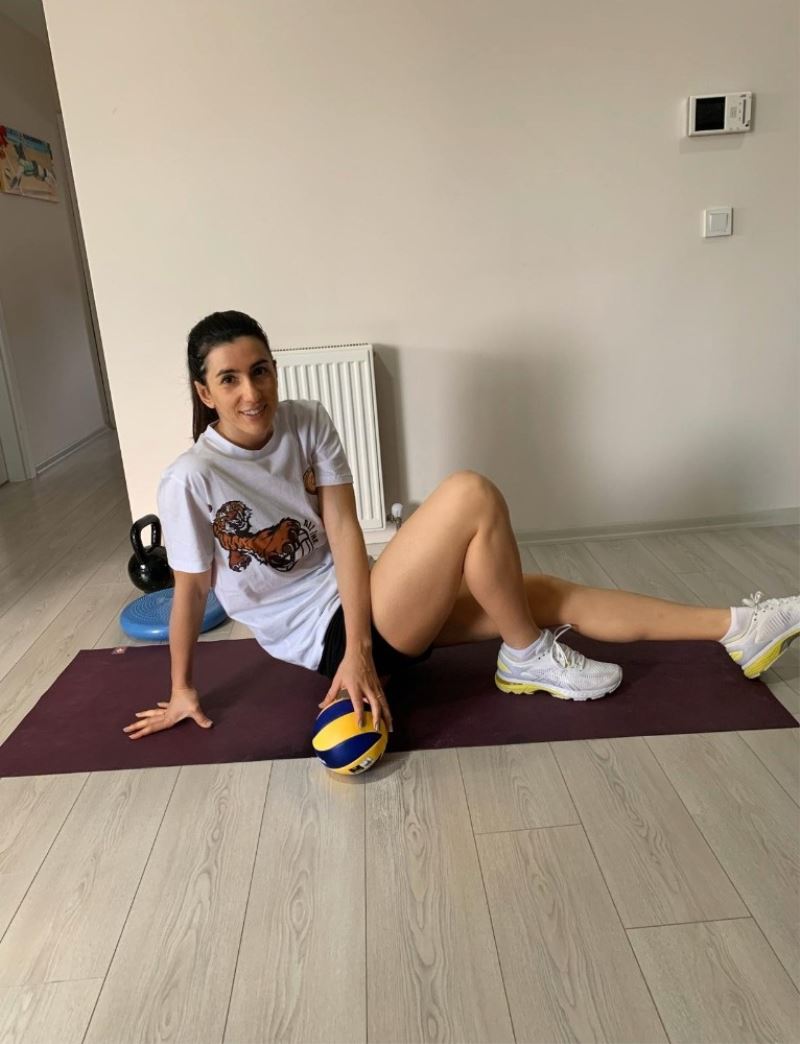 Merve Dalbeler Aslan evden aktarıyor
