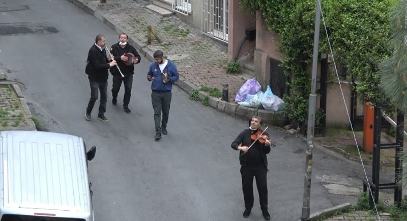 (ÖZEL) Şişli sokaklarında müzik şöleni; “Yar saçların lüle lüle, Korona sana güle güle”
