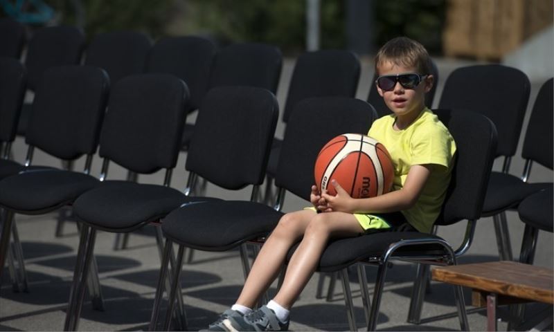 Mini basketbol ile evde eğlenceli basketbol aktiviteleri
