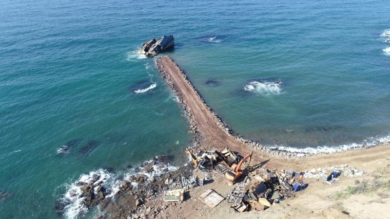 (Özel) Şile’de karaya oturan gemi parçalanarak karaya çıkartılıyor
