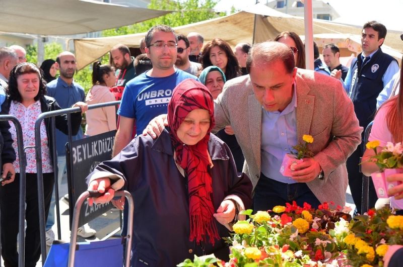 Anneler Günü’nde Beylikdüzü’nde 10 bin çiçek dağıtılacak
