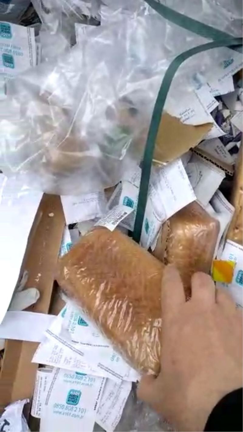 Beylikdüzü’nde ekmeklerin çöpe atıldığını gören vatandaşlar isyan etti
