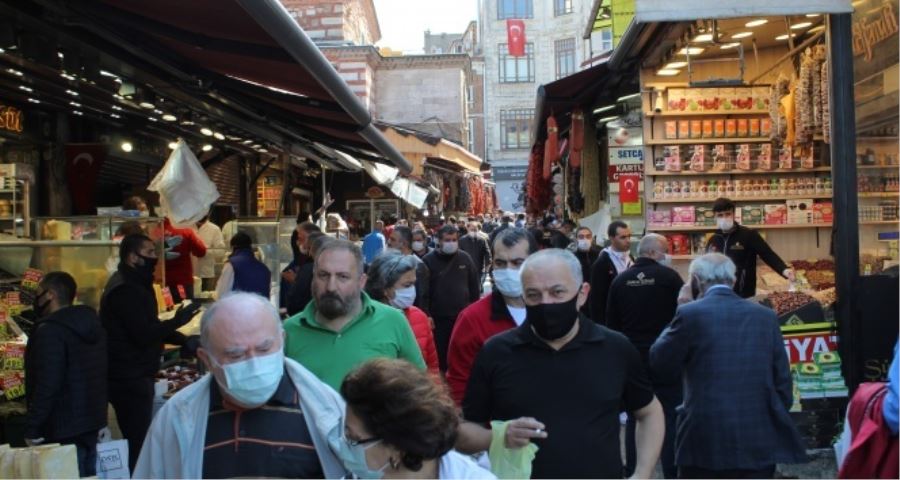 Sokağa çıkma kısıtlaması öncesi Eminönü Meydan’da insan yoğunluğu