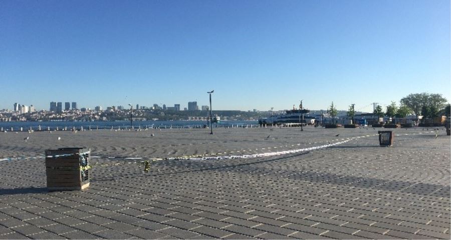 Sokağa çıkma kısıtlamasıyla Üsküdar Meydanı boş kaldı