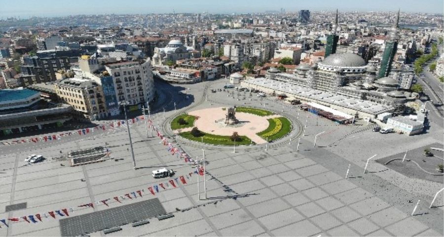 Sokağa çıkma kısıtlaması sonrası Taksim Meydanı sessizliğe büründü