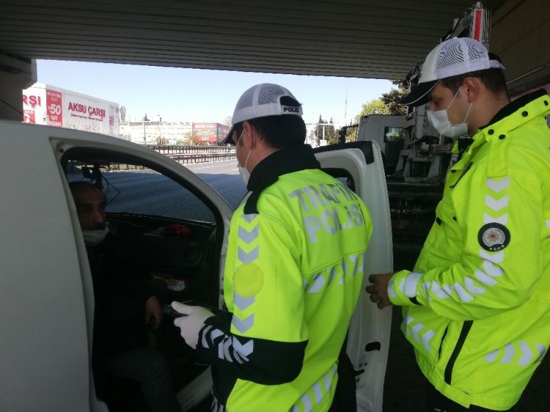 (Özel) Araba bagajından çıktı, çalışma belgesi olmayınca cezayı yedi
