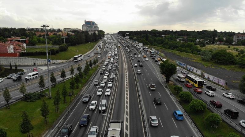 Normalleşme sürecinin ilk gününde İstanbul trafiği havadan görüntülendi
